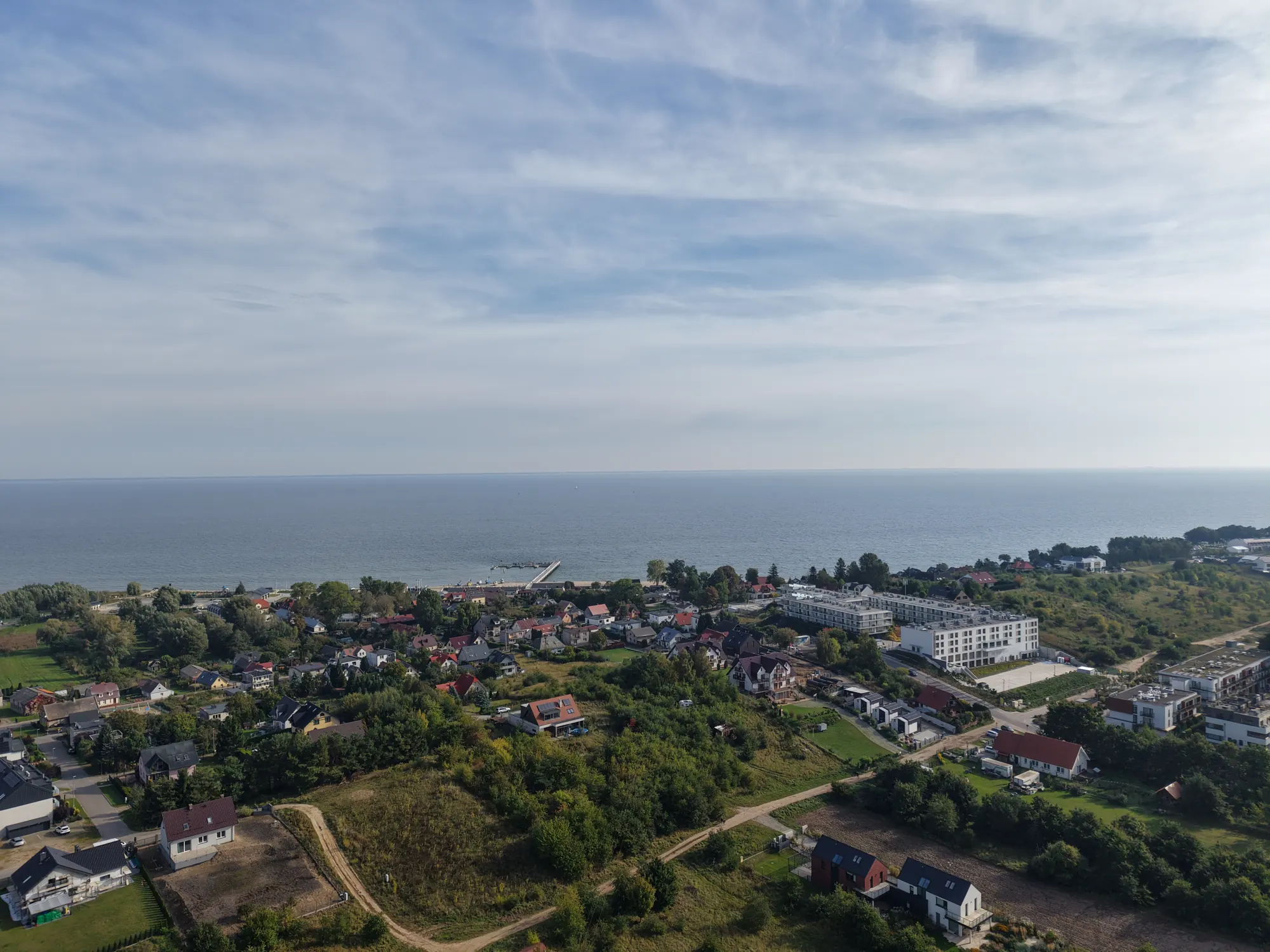 Brizo Park z drona, w tle Zatoka Pucka
